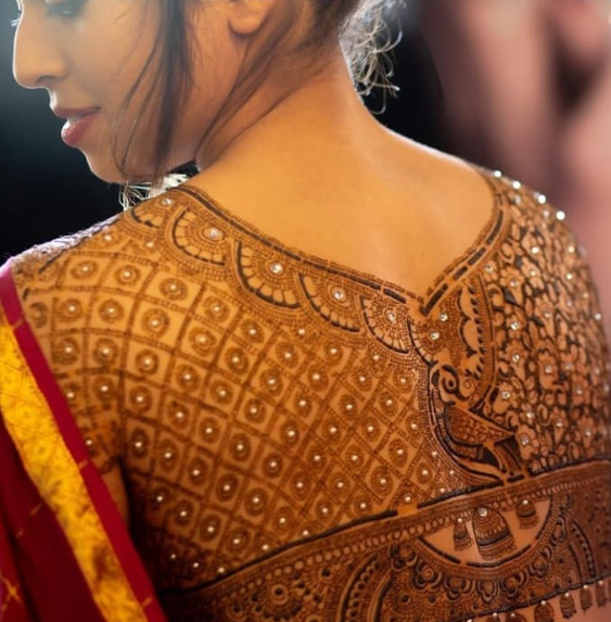 Blouse back mehendi designs for brides