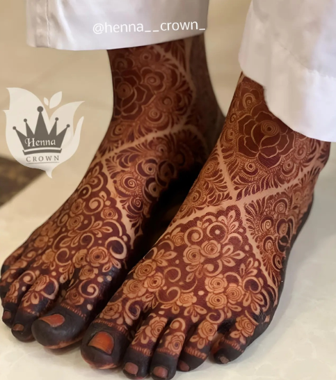 Floral foot mehendi designs for brides