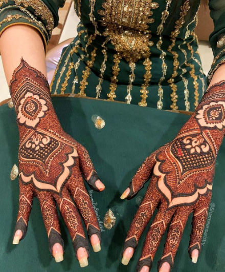 mehendi with open space for brides