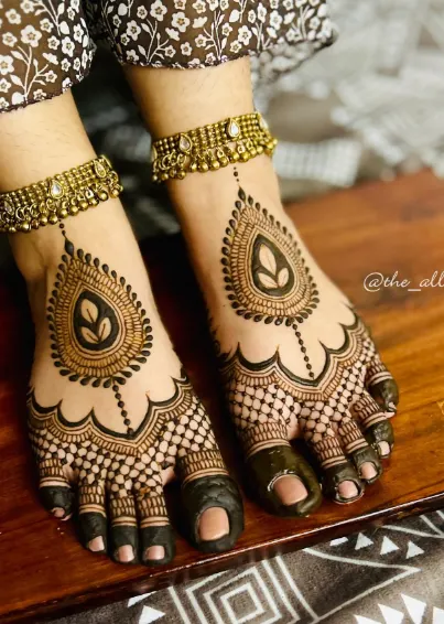 Minimalistic mehndi on feet