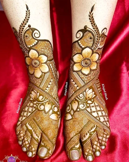 Geometric simple Mehndi designs for feet