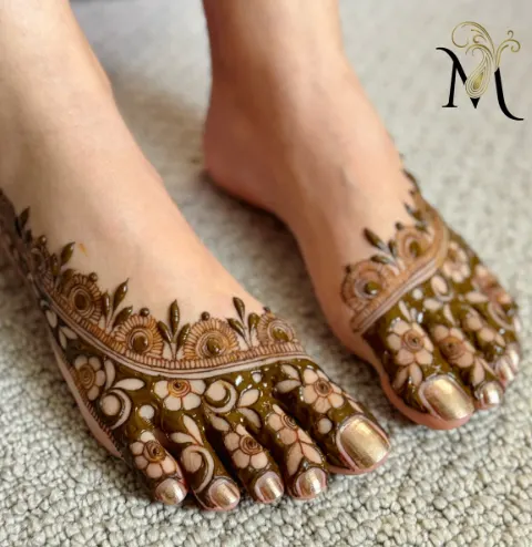 Minimalistic mehndi on feet