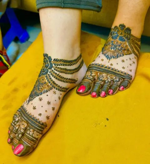 Anklet mehndi on foot