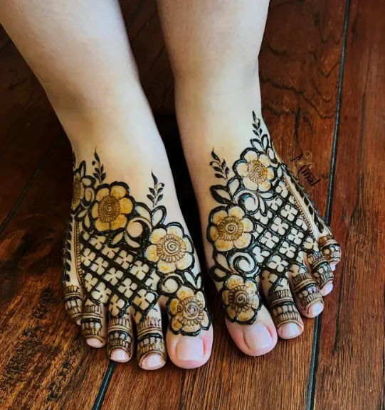 Simple floral mehndi designs for feet